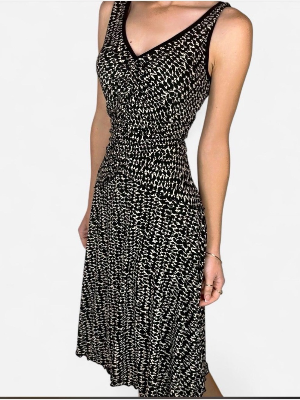Flowy 90s Black & White Printed V-Neck Sleeveless Midi Dress